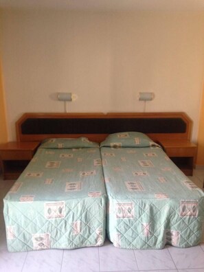 In-room safe, free cots/infant beds, rollaway beds, free WiFi - Lobelia Apartments (Limassol)