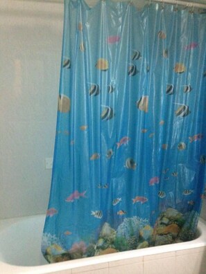 Combined shower/bathtub, hair dryer - Lobelia Apartments (Limassol)