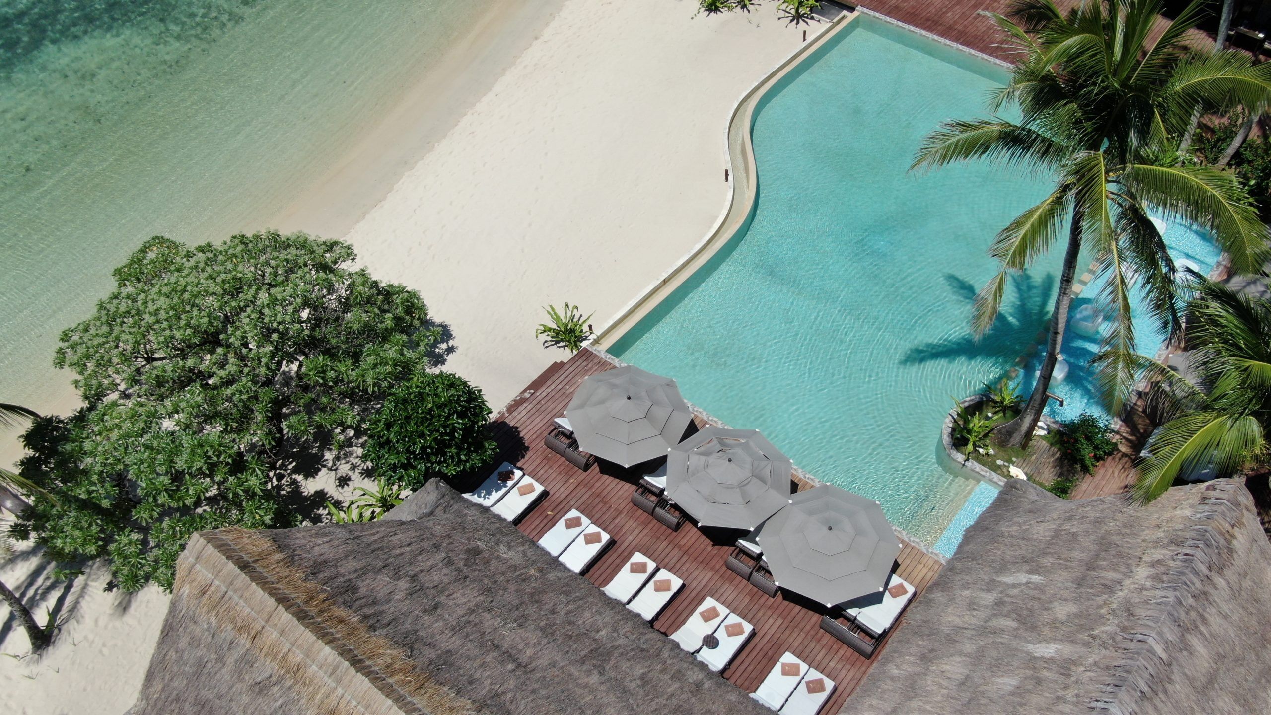 Een buitenzwembad en ligstoelen