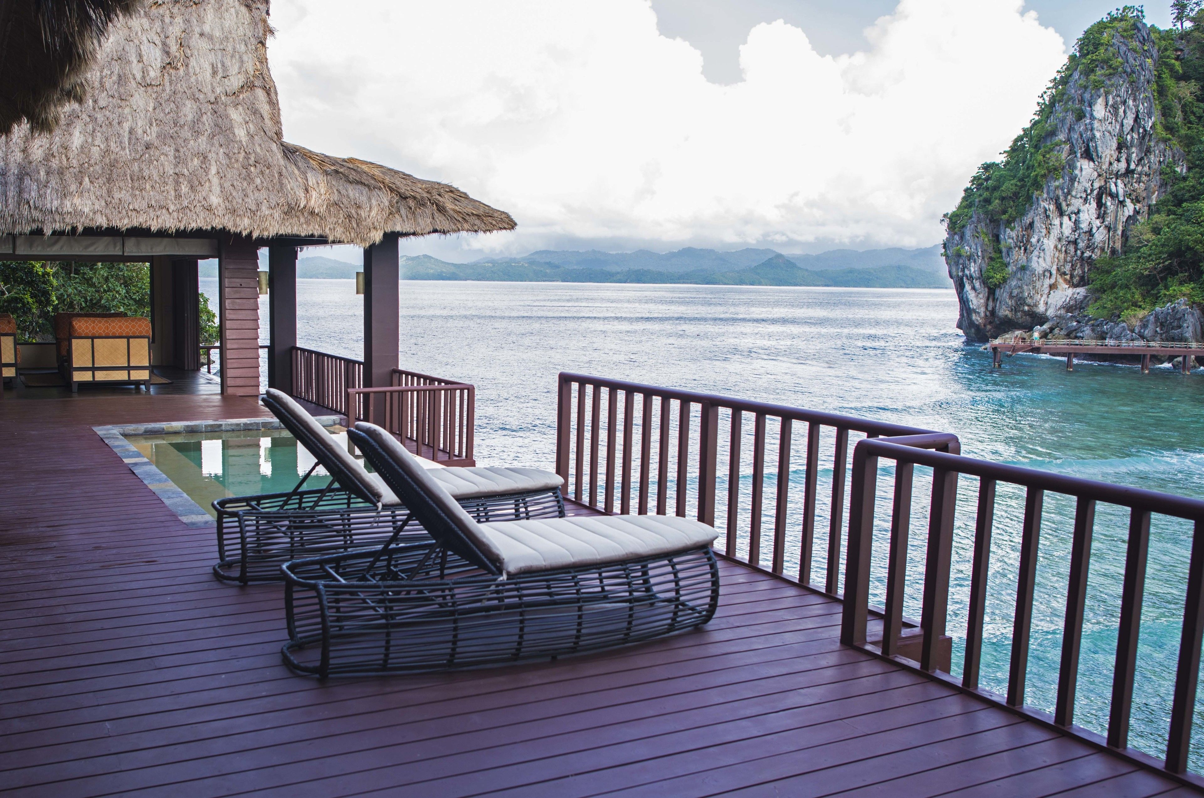 Premium Sunrise Cauayan Pool Villa (With Breakfast and Boat Transfer) | Terrace/patio