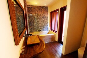 Water Villa (Free Breakfast & Free Roundtrip Airport Transfer) | Fürdőszoba | Zuhanyzó, ingyenes piperecikkek, hajszárító és fürdőköpenyek