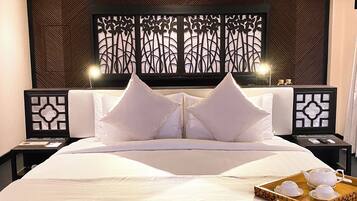Premium bay view cauayan pool villa (Free Breakfast & Free Roundtrip Airport Transfer) | Minibar, in-room safe, individually decorated, desk