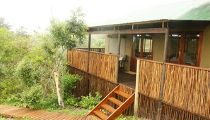 Premium bedding, in-room safe, desk, bed sheets - Misty Mountain Reserve (Storms River)