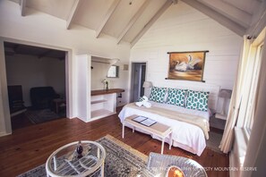 Premium bedding, in-room safe, desk, bed sheets - Misty Mountain Reserve (Storms River)