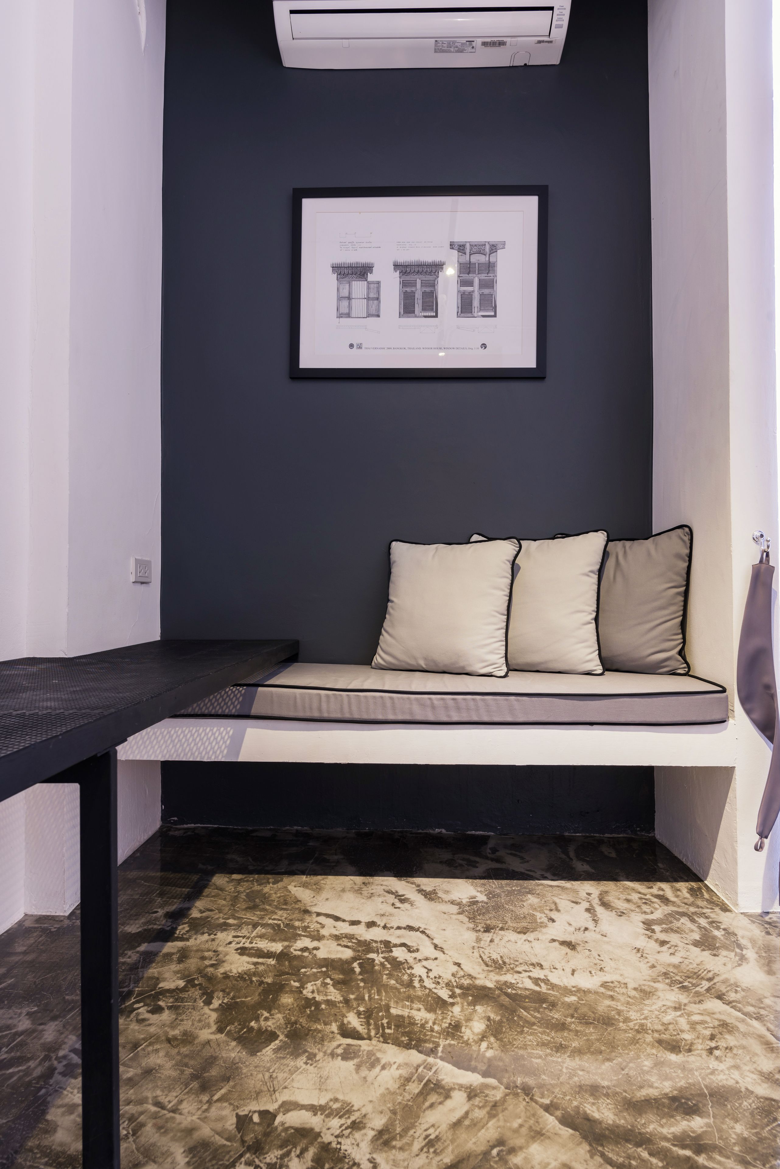 standard room | living area | flat-screen tv