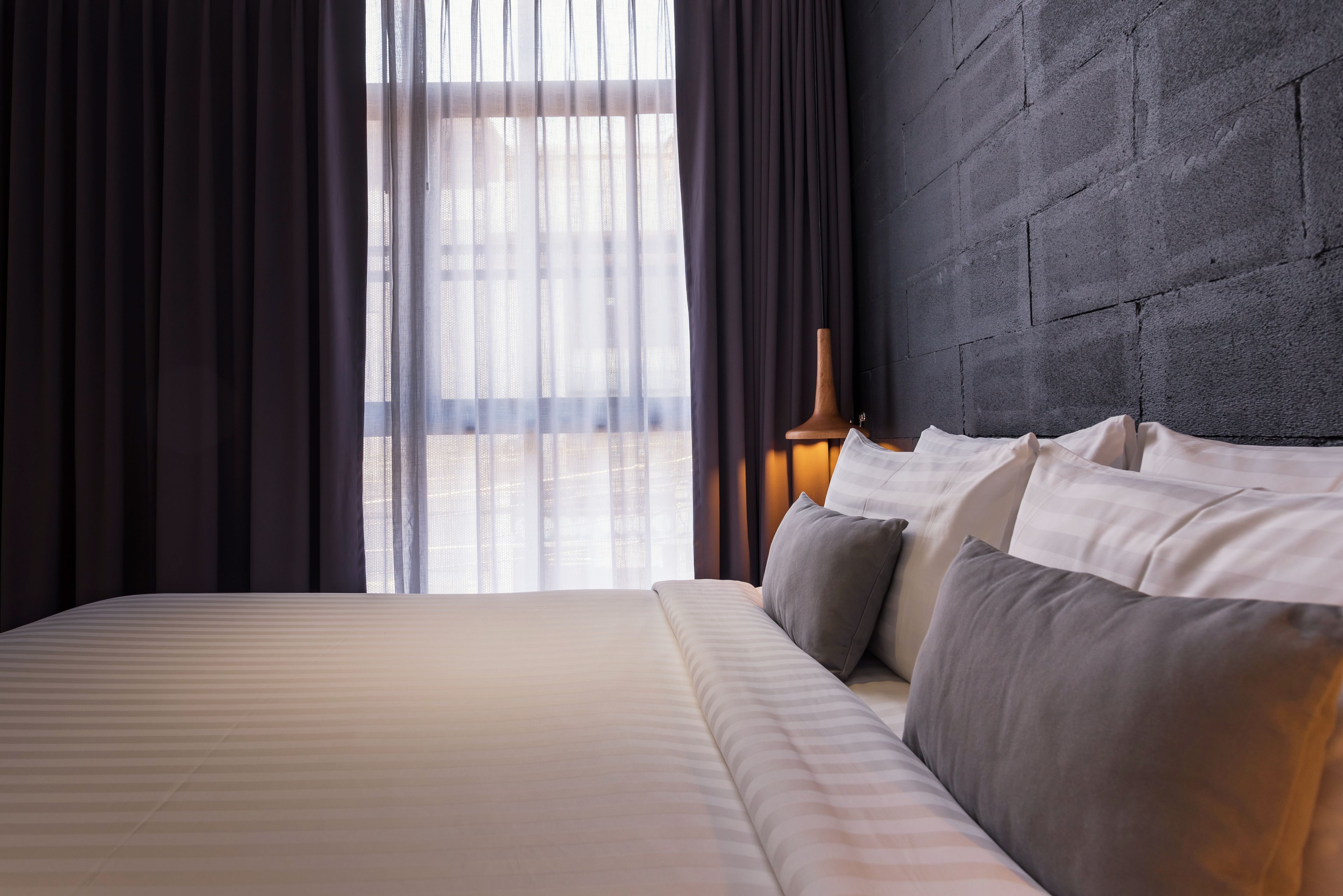 standard room | minibar, desk, bed sheets