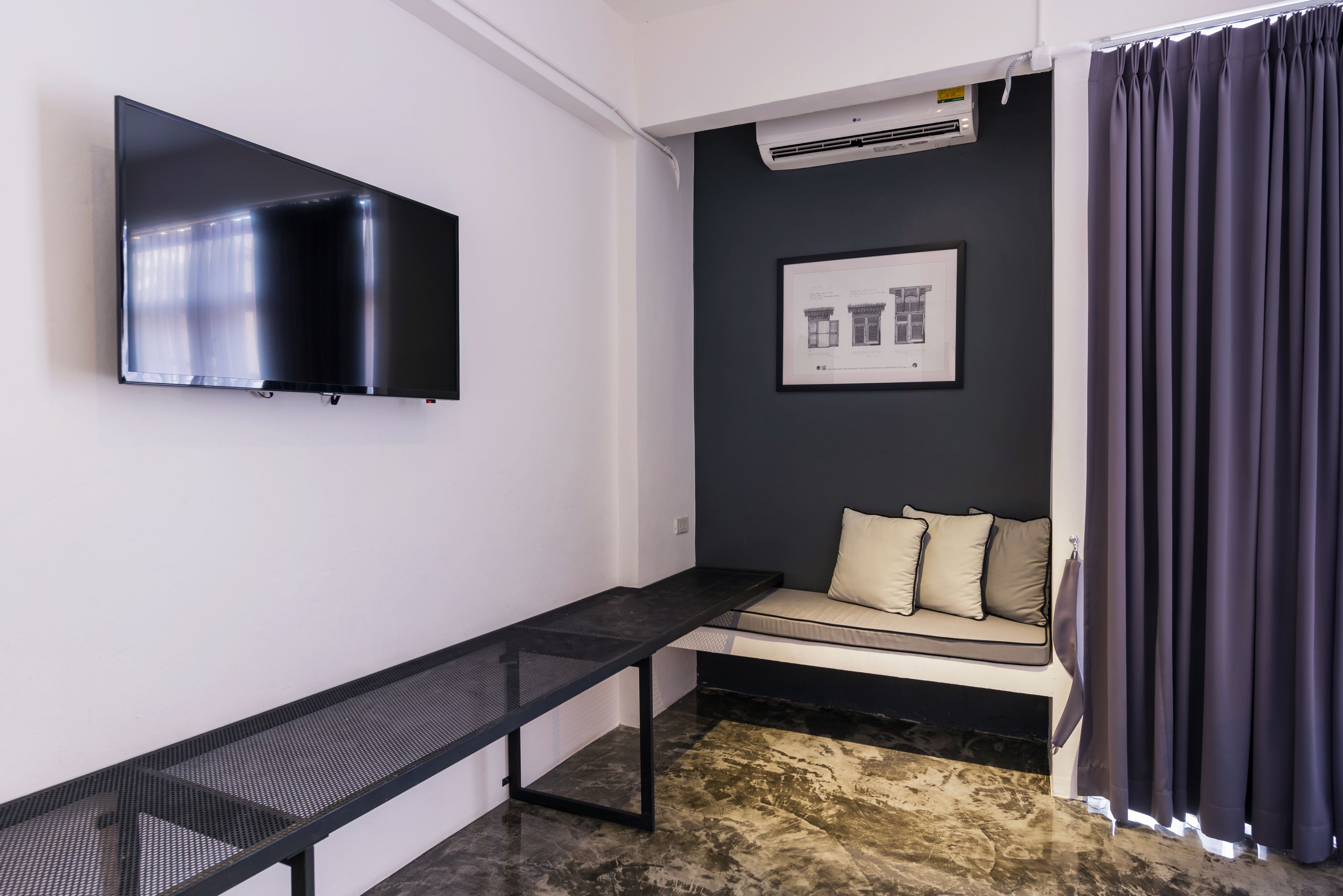 standard room | minibar, desk, bed sheets