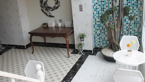 Shower, perlengkapan mandi gratis, pengering rambut, dan handuk