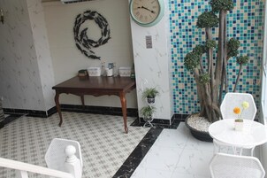 Duş, ücretsiz banyo/kozmetik ürünleri, saç kurutma makinesi, havlu 