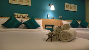 Deluxe Family Room | Meja kerja, tempat tidur lipat/tambahan, dan Wi-Fi gratis
