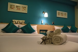 Deluxe Family Room | Masa, portatif/ilave yatak, ücretsiz kablosuz İnternet 
