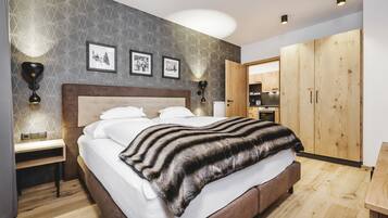 Deluxe Apartment, 3 Bedrooms, Fireplace | 1 室のベッドルーム、低刺激性寝具、セーフティボックス (室内)、遮光カーテン