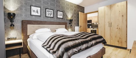 Deluxe Apartment, 3 Bedrooms, Fireplace | 1 bedroom, hypo-allergenic bedding, in-room safe, blackout drapes