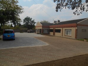 Property grounds - Pebble Rock Lodge (Bulawayo)