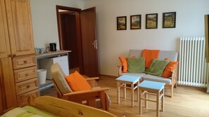 ห้องแฟมิลี่, 2 ห้องนอน, ระเบียง, ติดภูเขา | ห้องนั่งเล่น | ทีวีจอแบน