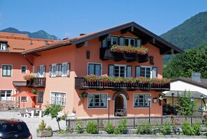 Front of property - Hotel Garni Forsthaus (Ruhpolding)