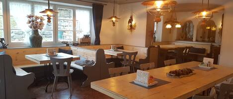 Desayuno buffet (EUR 7.50 por persona)