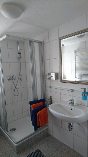 Classic Double Room, Balcony, Mountain View | Bathroom | Shower, free toiletries, hair dryer, towels - Hotel Garni Forsthaus (Ruhpolding)