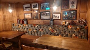 Bar (on property) - The Red Lion (Dorchester)