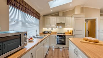 Apartment, Ensuite (Lanaberry Lodge) | Private kitchen | Full-size fridge, microwave, coffee/tea maker, electric kettle