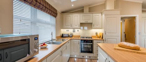 Apartment, Ensuite (Lanaberry Lodge) | Private kitchen | Full-size fridge, microwave, coffee/tea maker, electric kettle