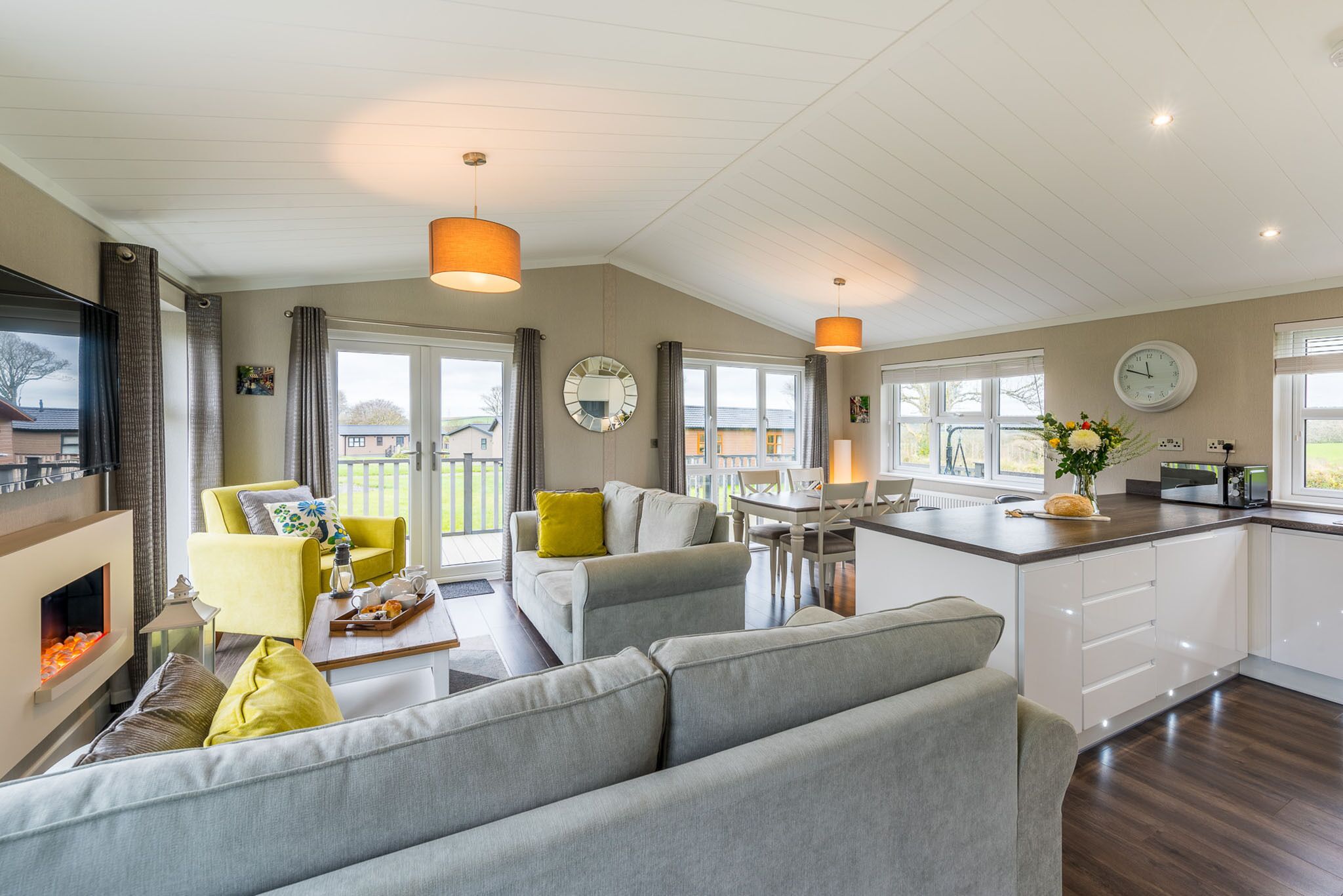 Apartment, Ensuite (Sunnybanks) | Lounge | Pub