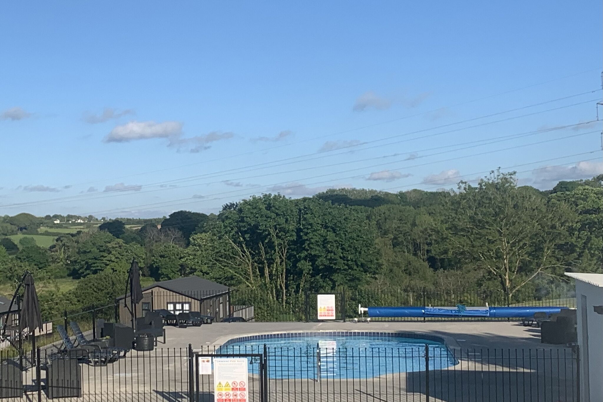 Udendørs pool, parasoller, liggestole