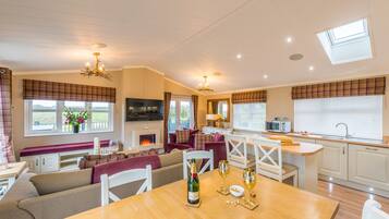 Apartment, Ensuite (Lanaberry Lodge) | Dining | Dinner served