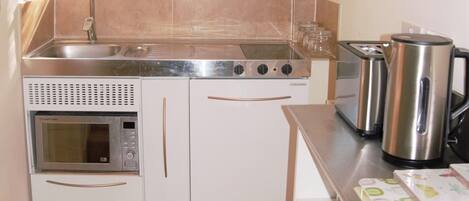 Standard-mökki, 1 makuuhuone | Yksityinen keittiö | Jääkaappi, mikroaaltouuni, liesi, espressokone