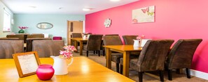 Breakfast, lunch, dinner served; local cuisine  - The Lounge Hotel and Bar (Penrith)