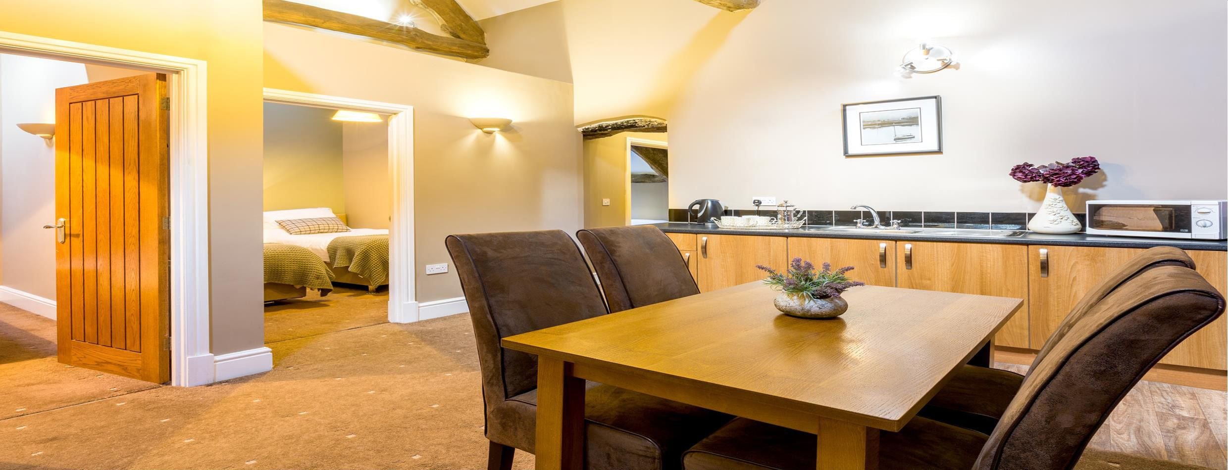 حيث تُقدم وجبات الإفطار، الغداء، العشاء، الأطباق المحلية