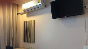 办公桌、免费 WiFi