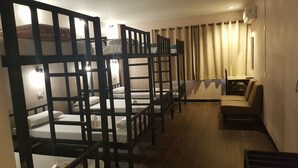 宿舍 | 办公桌、免费 WiFi