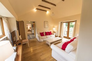 40-inch Smart TV with digital channels, table tennis - Whitley Coach House (Melksham)