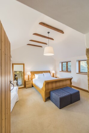 1 bedroom, premium bedding, pillowtop beds, laptop workspace - Whitley Coach House (Melksham)