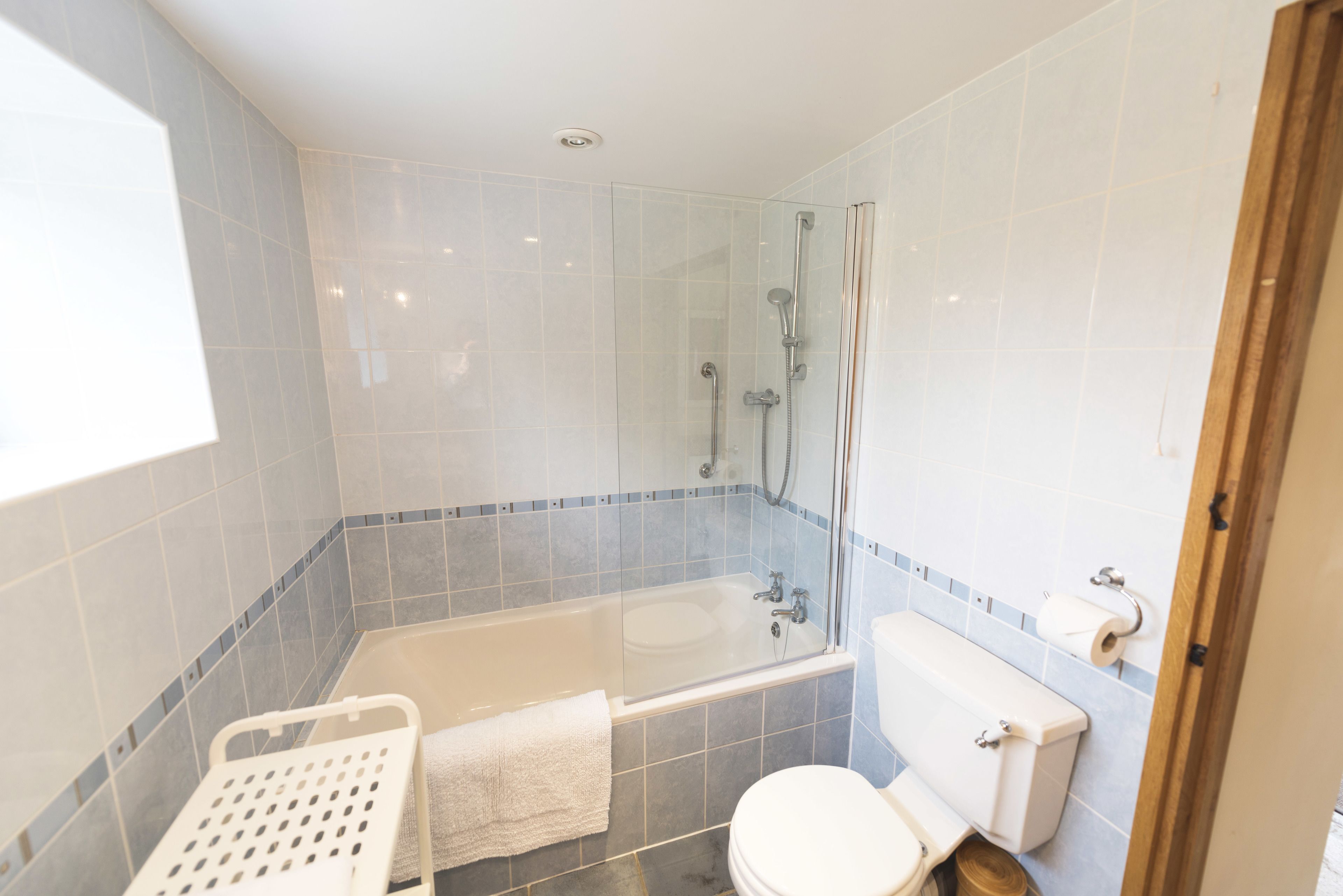 Ein modernes Badezimmer mit einer Duschkabine, einer Badewanne und einem WC.