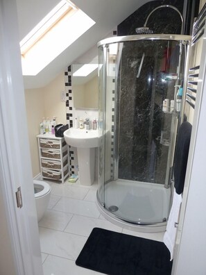 Standard Cottage, 2 Bedrooms (sleeps 5) | Bathroom | Shower, hair dryer, towels - Oatlands Self Catering Cottages (Hillsborough)