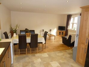 Casa de campo standard, 2 quartos (sleeps 5) | Sala de estar | TV de tela plana, DVD player