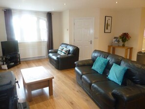 Standard Cottage, 2 Bedrooms (sleeps 6) | Living area | Flat-screen TV, DVD player - Oatlands Self Catering Cottages (Hillsborough)