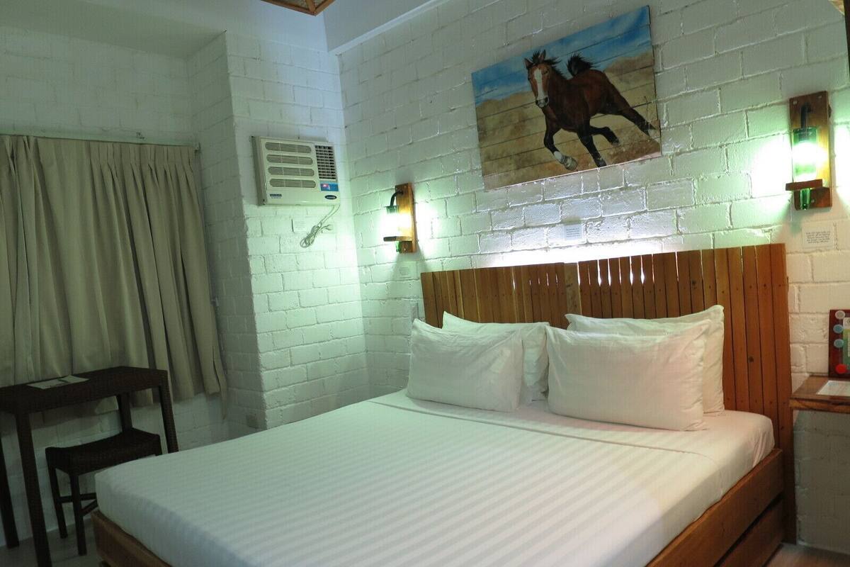 Escritorio y ropa de cama