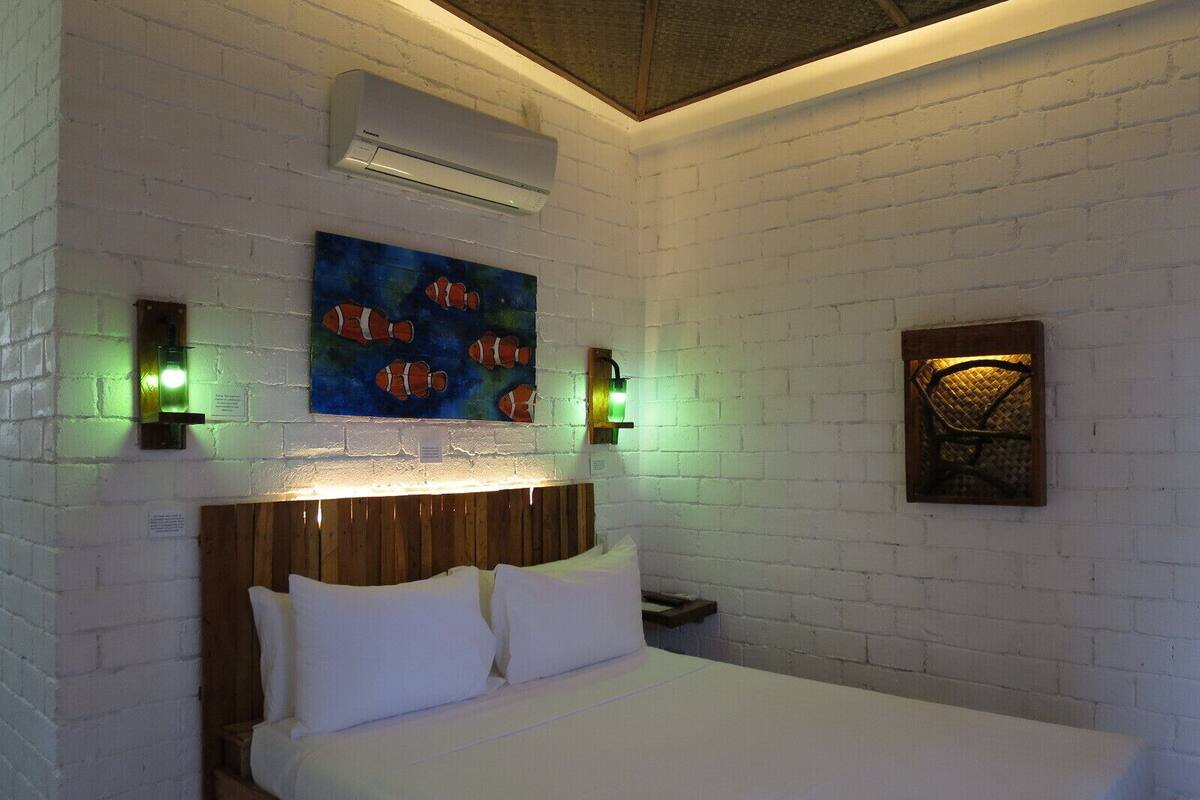 Escritorio y ropa de cama