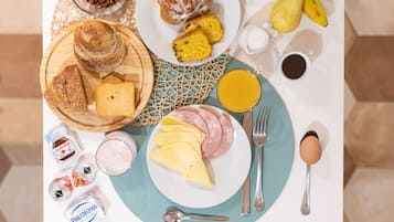 Daily continental breakfast (EUR 10 per person)
