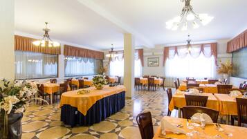 Se ofrece un desayuno bufé (7 EUR por persona)