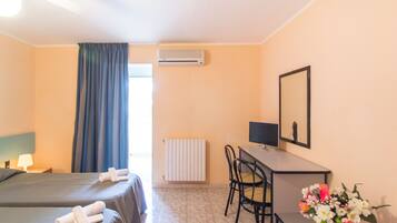 Habitación triple | Caja fuerte, cunas (de pago), camas supletorias y wifi