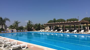 2 piscine all'aperto, ombrelloni da piscina, lettini