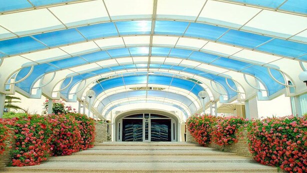 A hotel entrance with a glass roof and steps leading up to a door. - Racar Hotel & Resort (Lecce)