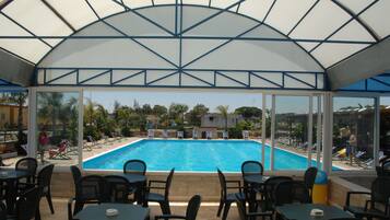 Bar accanto alla piscina