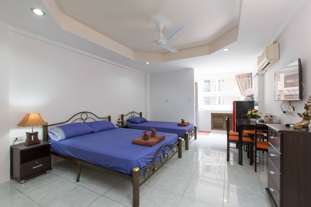 Studio with City View with Kitchen (3 Adults) | 객실 내 금고, 침대 시트