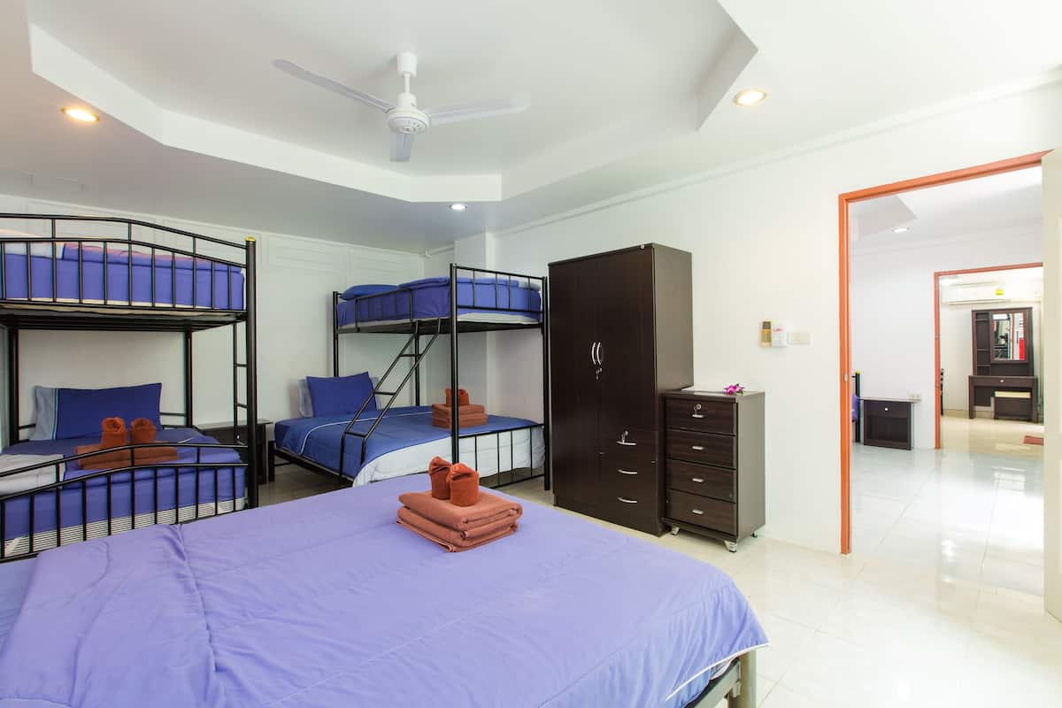 Double Bed (2 Adults) in Mixed Dormitory | 객실 내 금고, 침대 시트