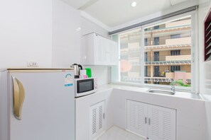 Fridge, microwave, electric kettle, rice cooker - Patong Studio Apartments (Patong)